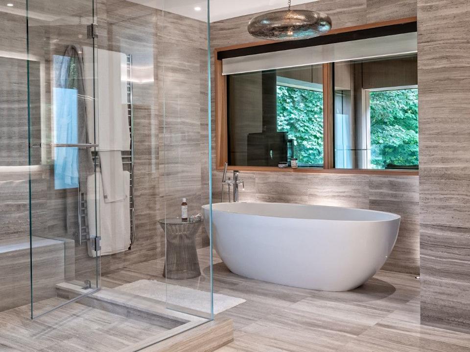 The Ensuite is calm and luxurious dressed with richly striped escarpment Dark limestone tiles. It overlooks a balcony that is open to the gorge. Above the tub there is a patterned glass lighting that the owner found on a trip to Morocco.
