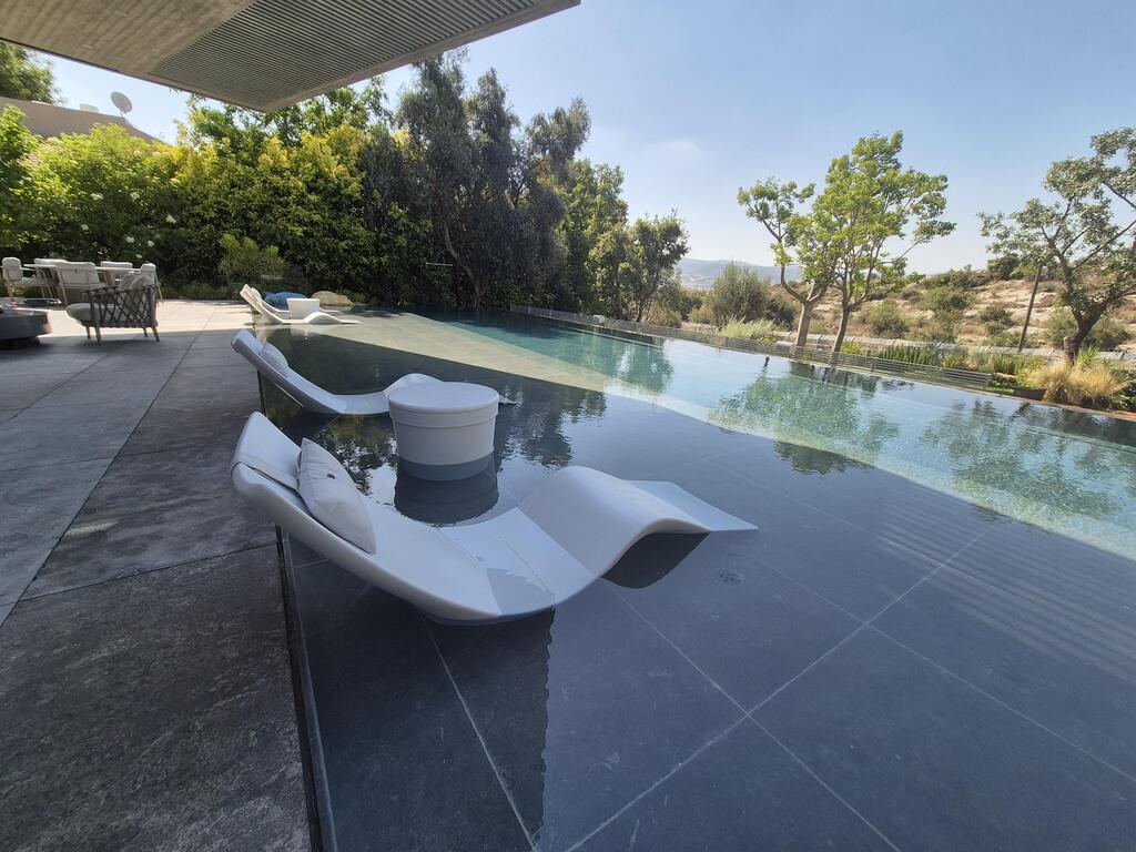 Infinity pool