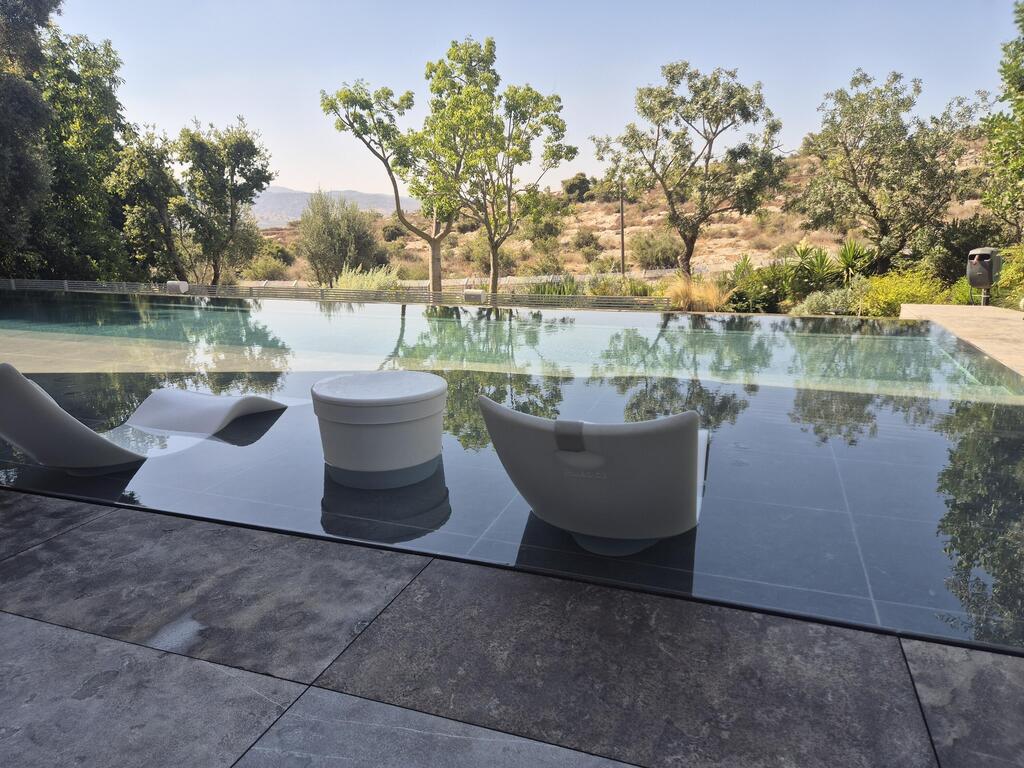 Infinity pool