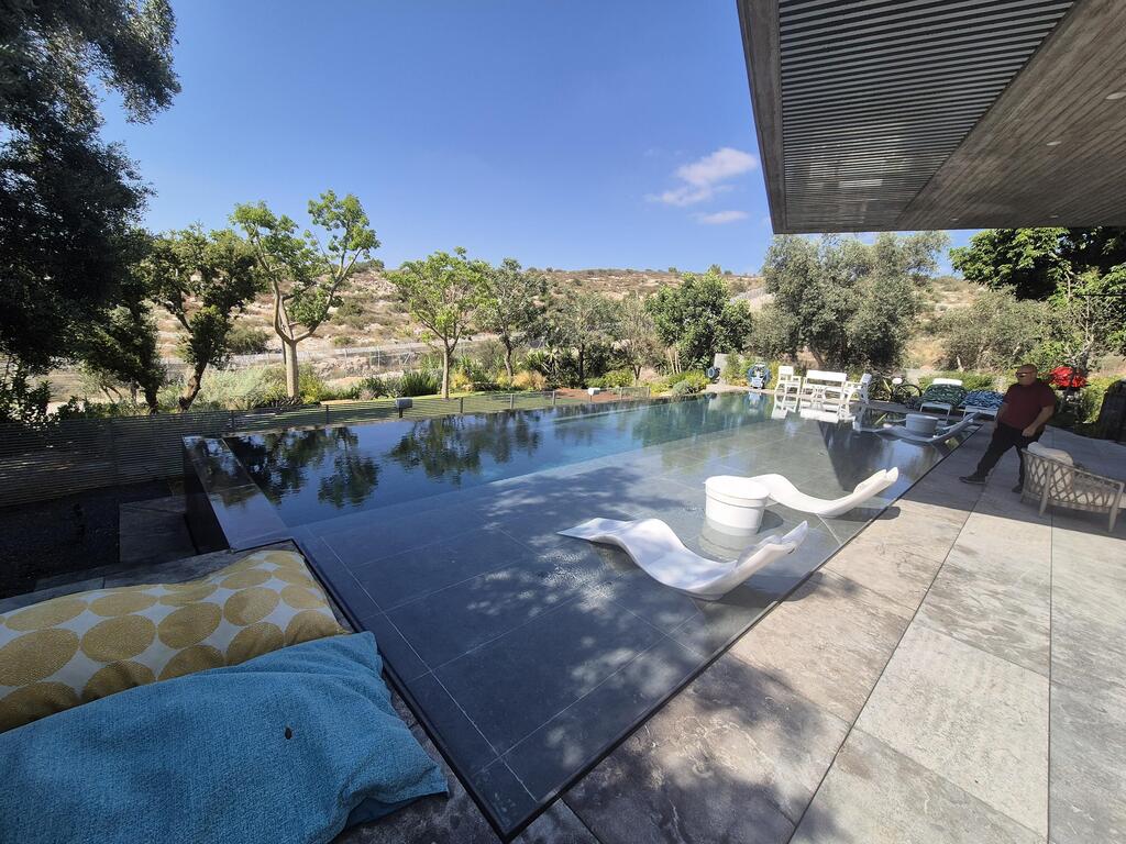 Infinity pool