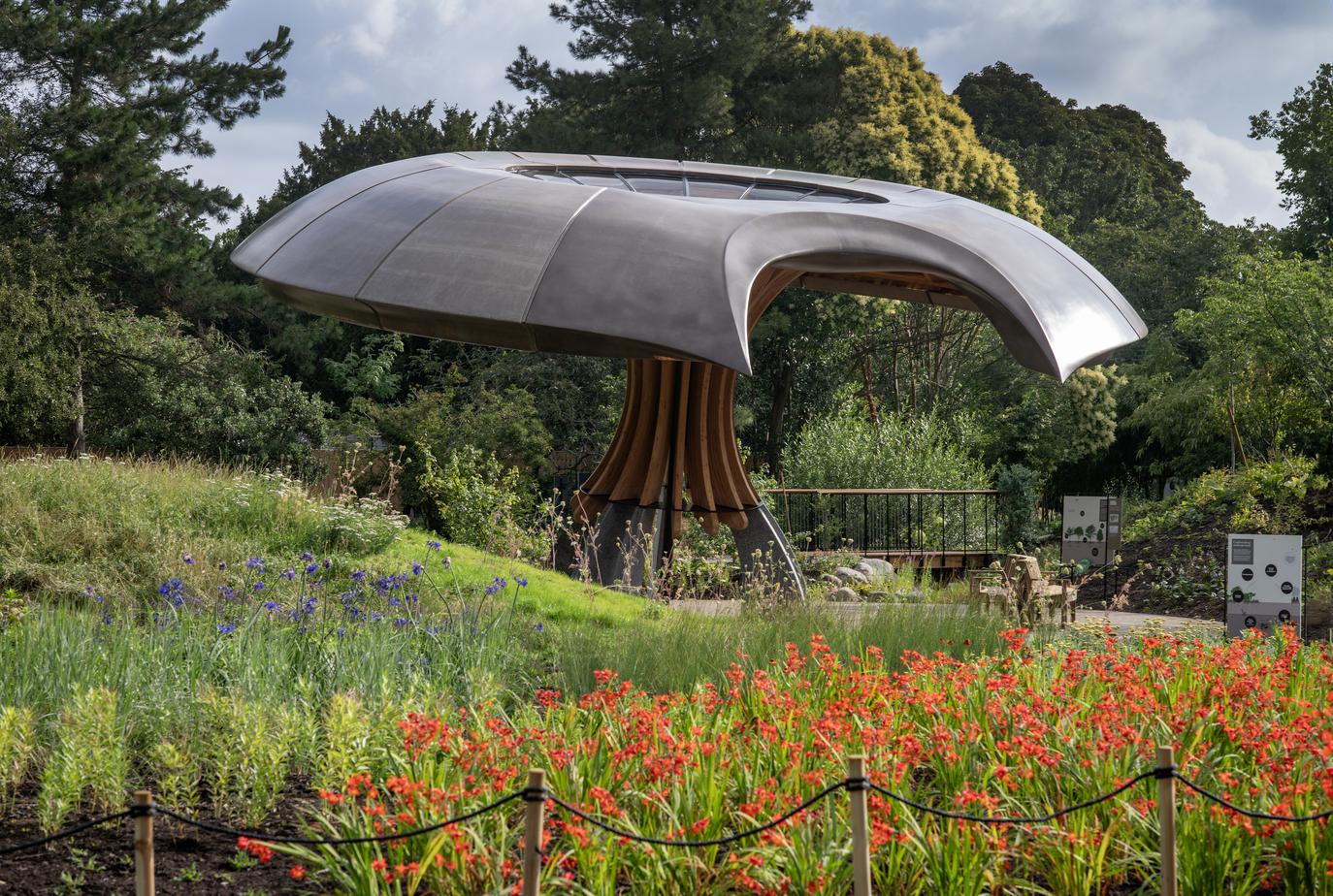 Kew curated flora such as lavender, rosemary, yucca and perovskia, plants that are adapted to dry soils and irregular rainfall.