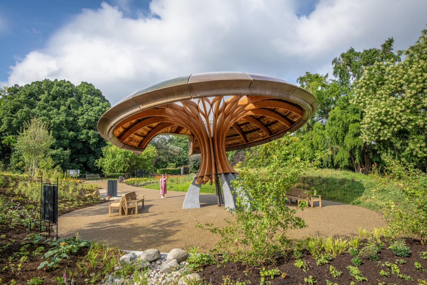 An essential feature of the Carbon Garden of KEW is its fully integrated rain garden, a flat, planted basin, with which rainwater is to be collected and filtered by surrounding hard surfaces.