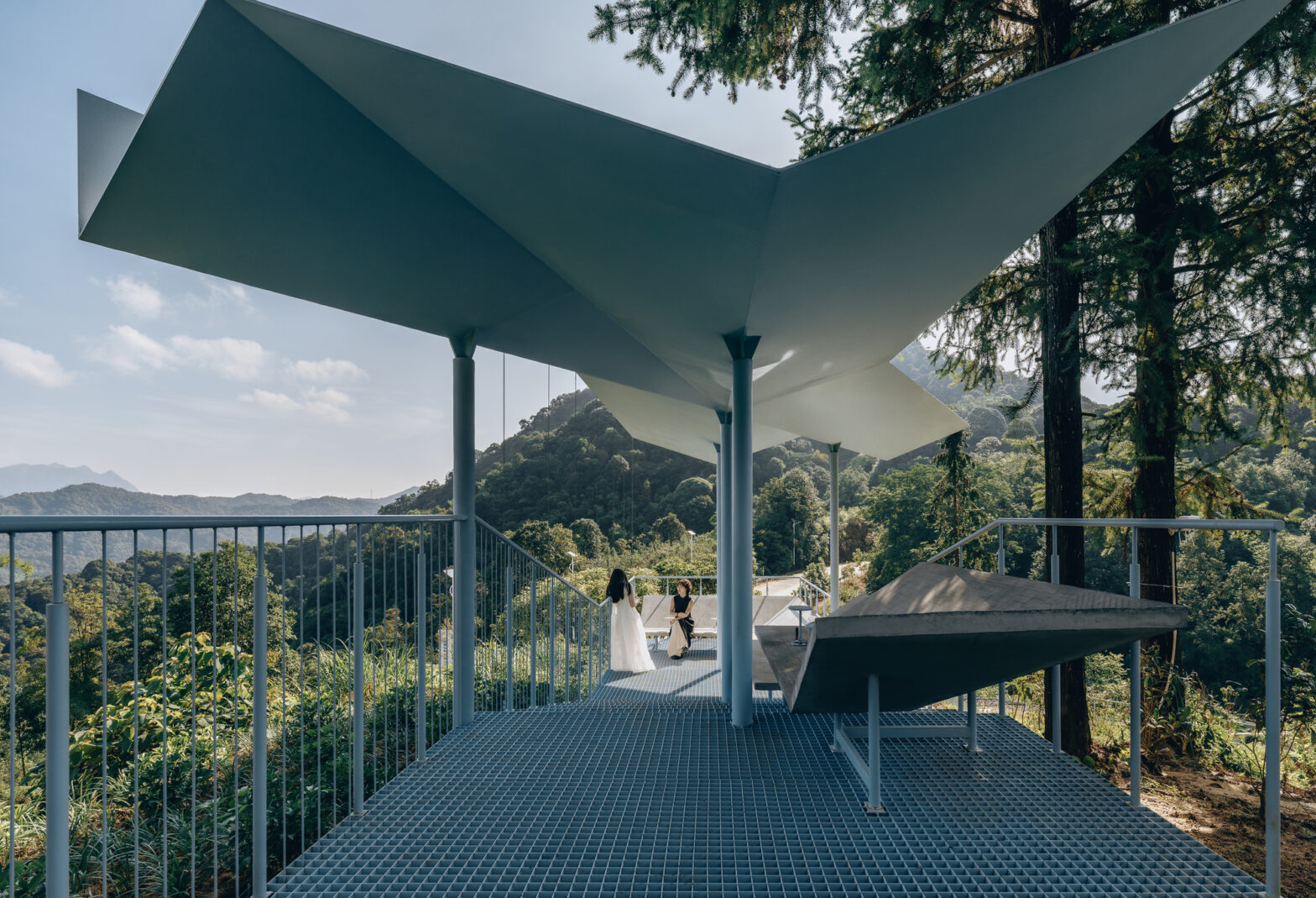 Half montage Cloud Station / Qing Studio + Li Nu