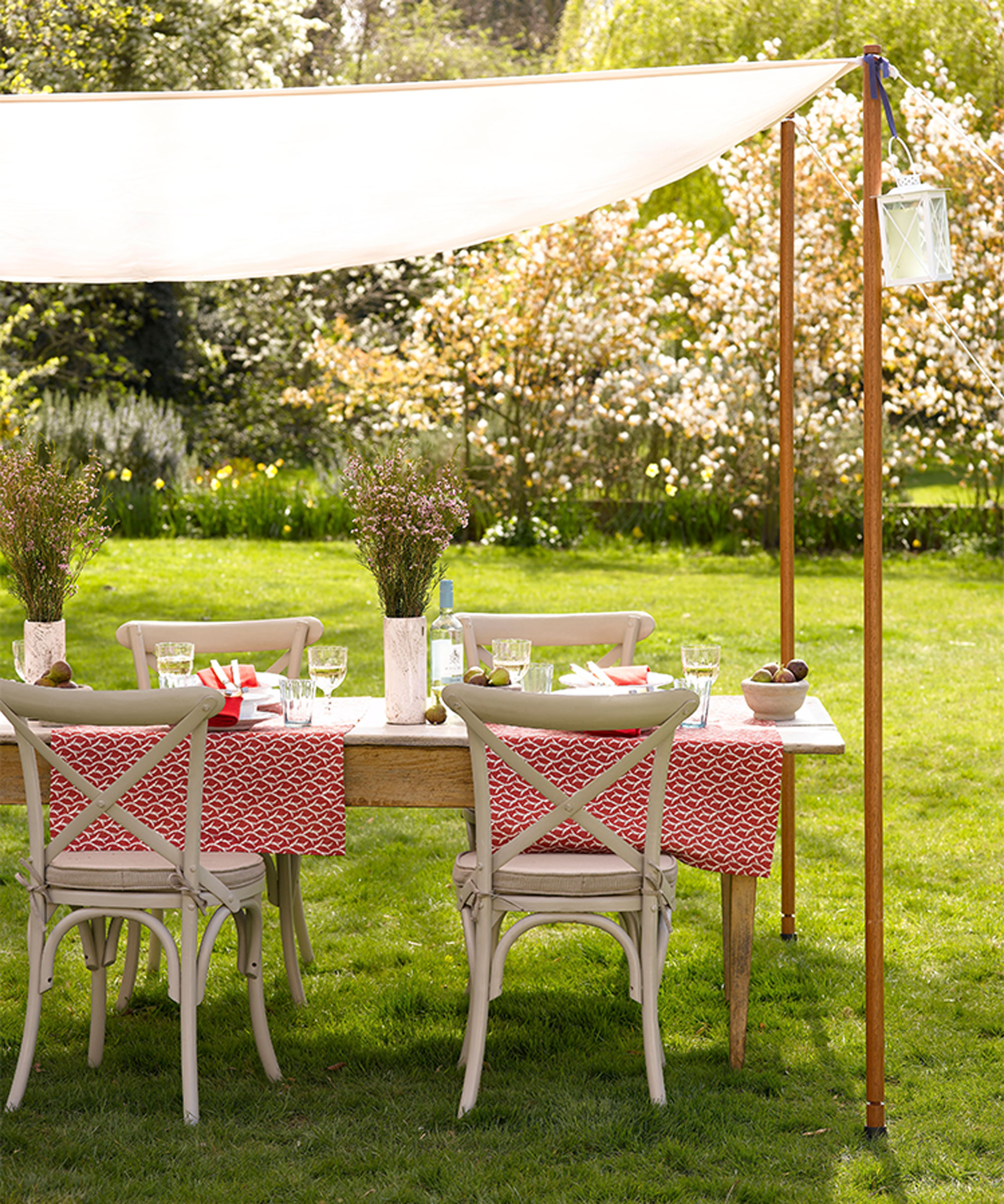 Ideas for outdoor birthday celebrations with table and canopy