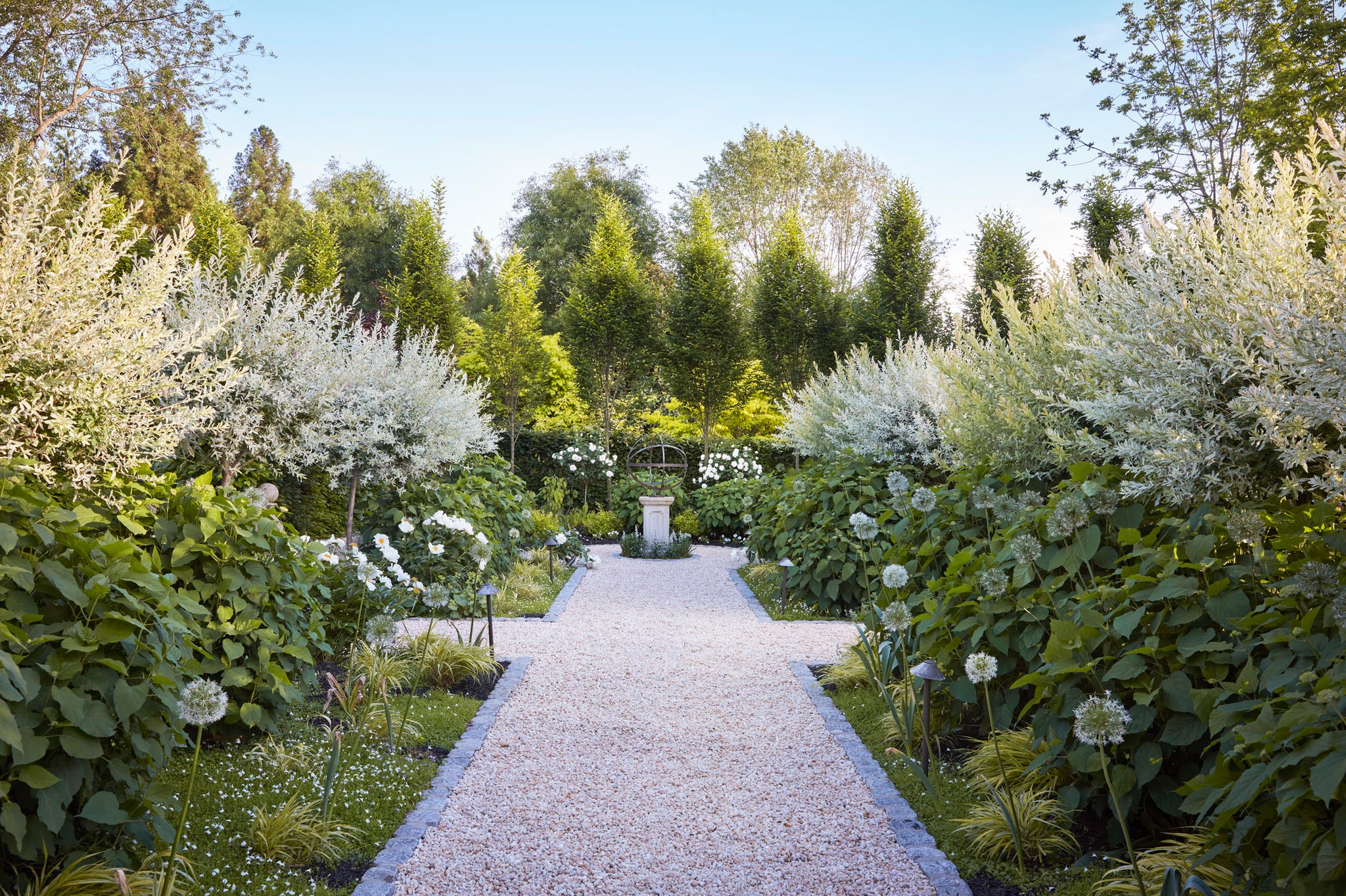Way to the garden sculpture