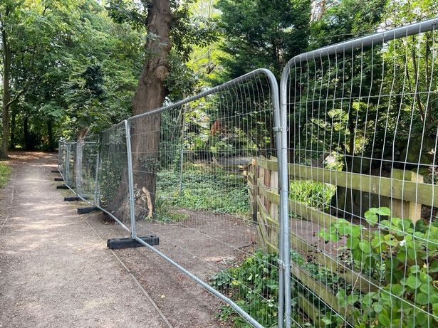 Fence now installed around the Moss Side Lake in Maghull