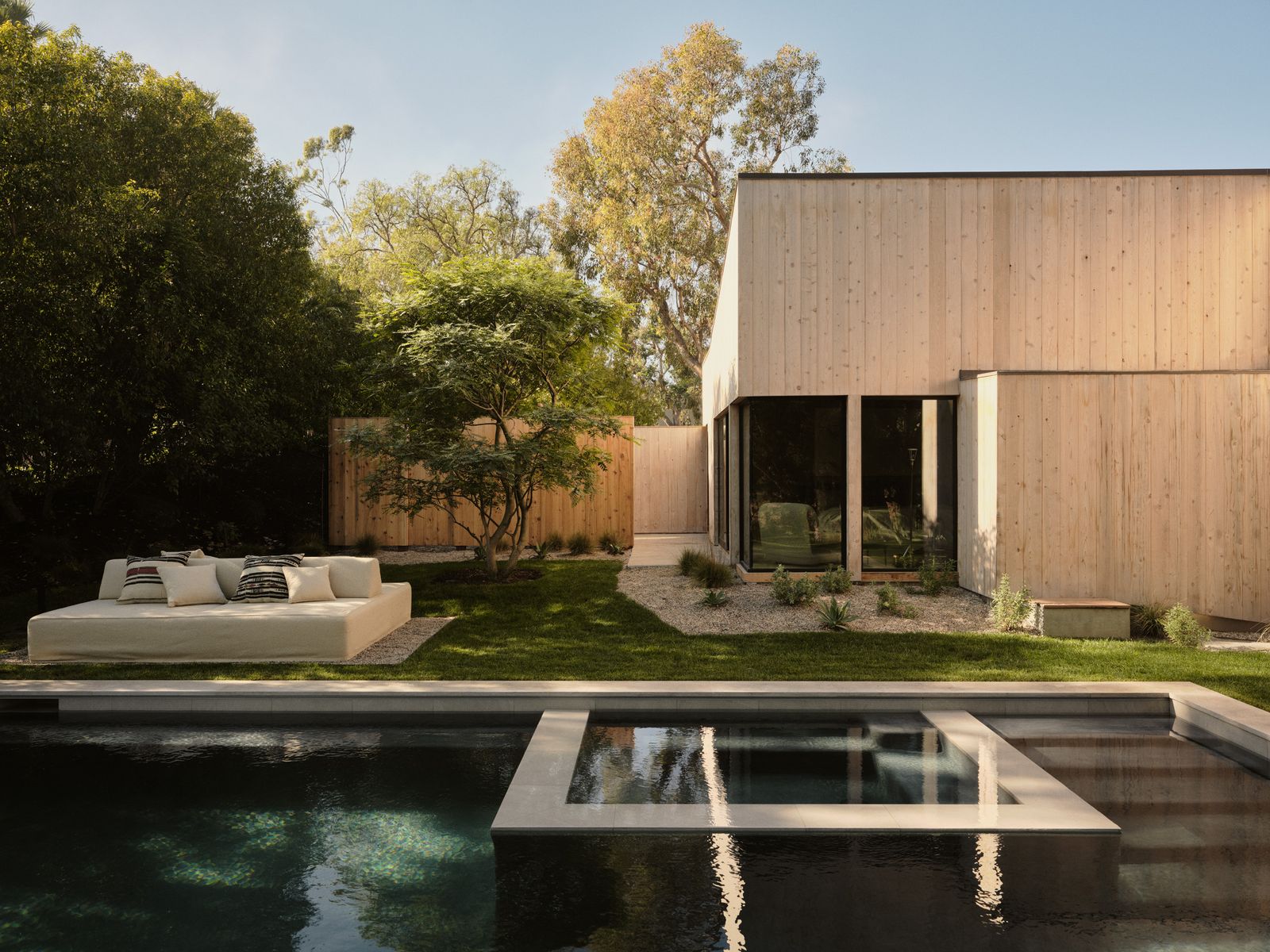 BILD can contain nature of nature outdoors outdoors in the interior designer in the interior design grass system Pool Water and Architecture