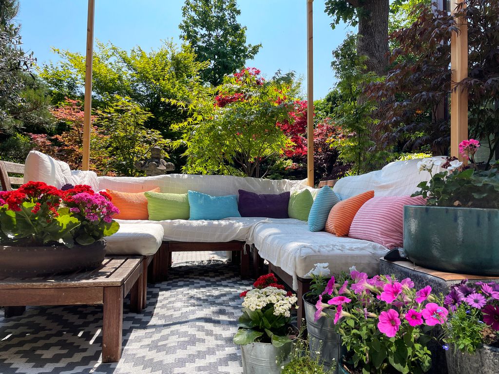 Stock Photo shows a Japanese style garden outdoors outdoors in summer. With white plastic deck tiles with white, interconnected, interconnected tiles with free patterned carpet and a family space for hardwood outdoor seating offer seating in the outdoor hardwood.