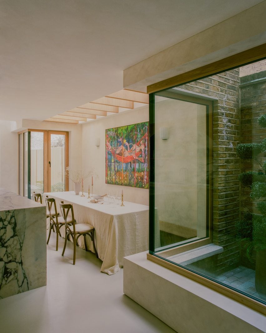Dining room in Sobremesa House Extension and renovation in London by Studio MCW