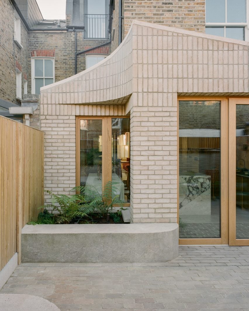Sobremesa House Extension and renovation in London by Studio MCW