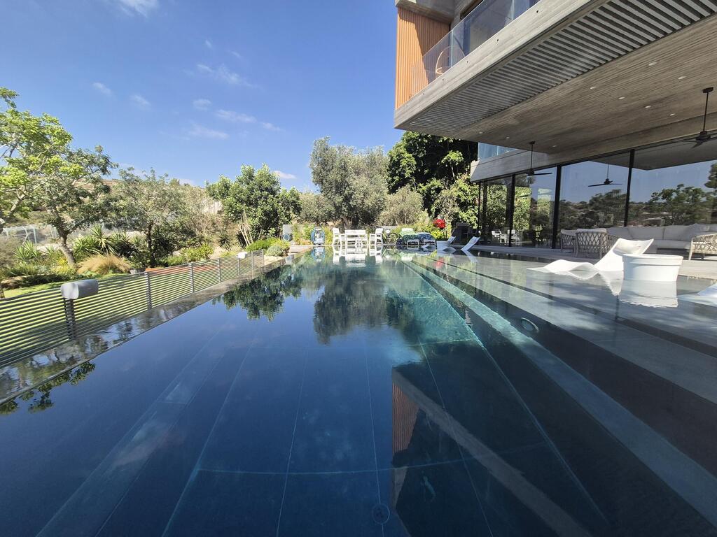 Infinity pool