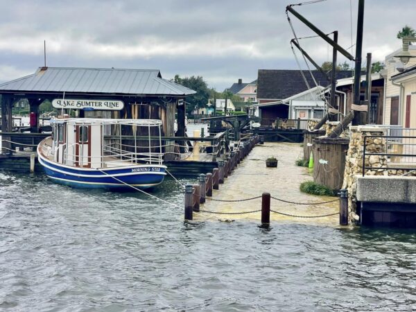 Abschnitte des Boardwalk am Lake Sumter Landing von Hurricane Milton überflutet