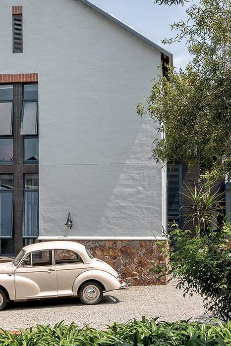 The simple roof and the garages with gable, which were dressed with corrugated iron, are an allusion to the state environment and the couple's affinity to old farmhouses.