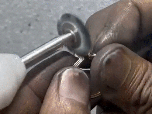 Ai transforms Surat's jewelry industry with innovation: from rough sketches to breathtaking designs in just a few minutes; Design Ai and Wycom Ki save time and costs - Gujarat News