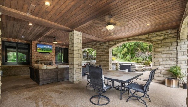 covered outdoor area of ​​the house