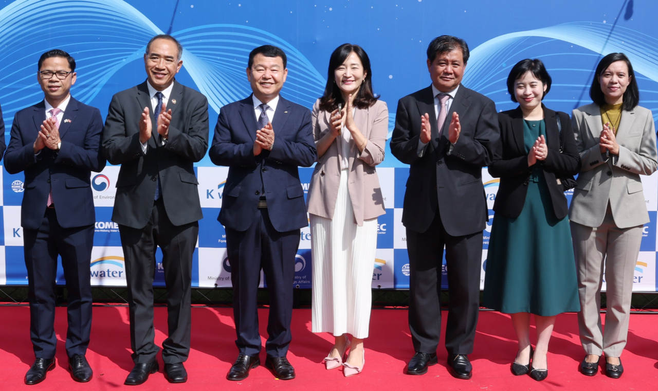 From Left: Cambodian Minister-Consellor Lourn Saboeun, Thai Ambassador to Korea Thanee Sangrat, K-Water Ceo Yun Seog-Dae, Ministry of Environment Director General Kim Hyo-Jung, Lao Ambassador to Korea Songkane Luangmuninthone, Vietnam Cunusellor Nguyen Thi Thai Binh, and Myanmar Minister-Consellor Shwe Cin Mya do applauded at the Korea-Mekong Harmony dialogue in Seoul on Friday. (K-water)