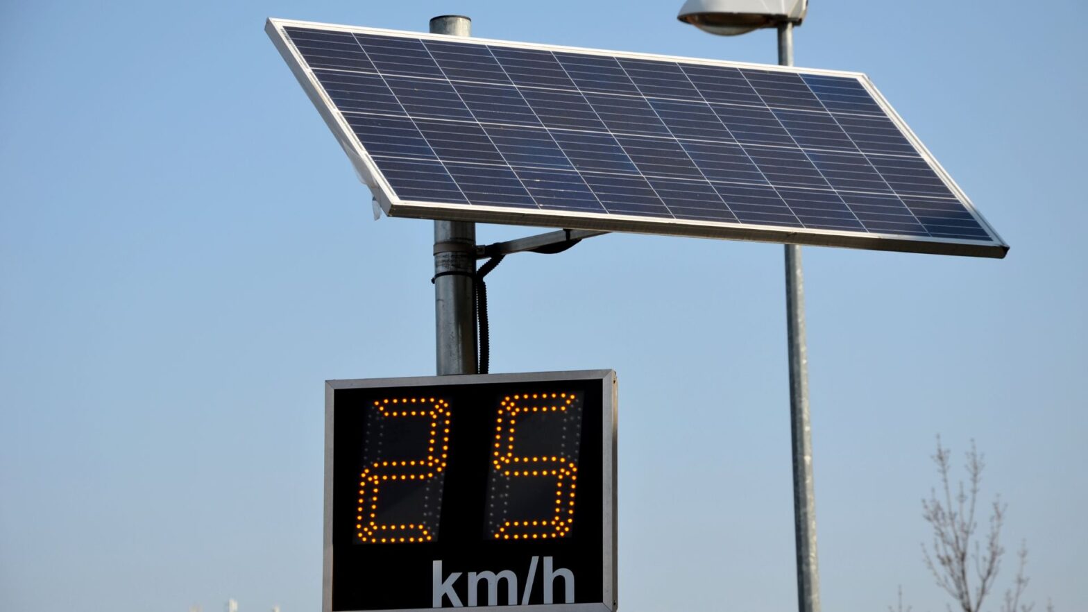 US warnings in front of hidden radio devices in a solar-powered motorway infrastructure