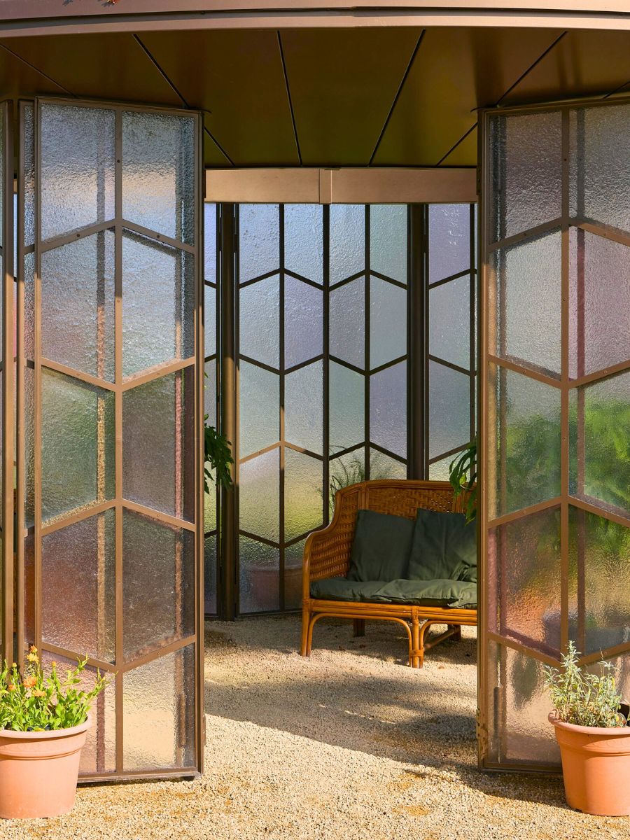 Entrance with chairs and houseplants Entrance with chairs and houseplants