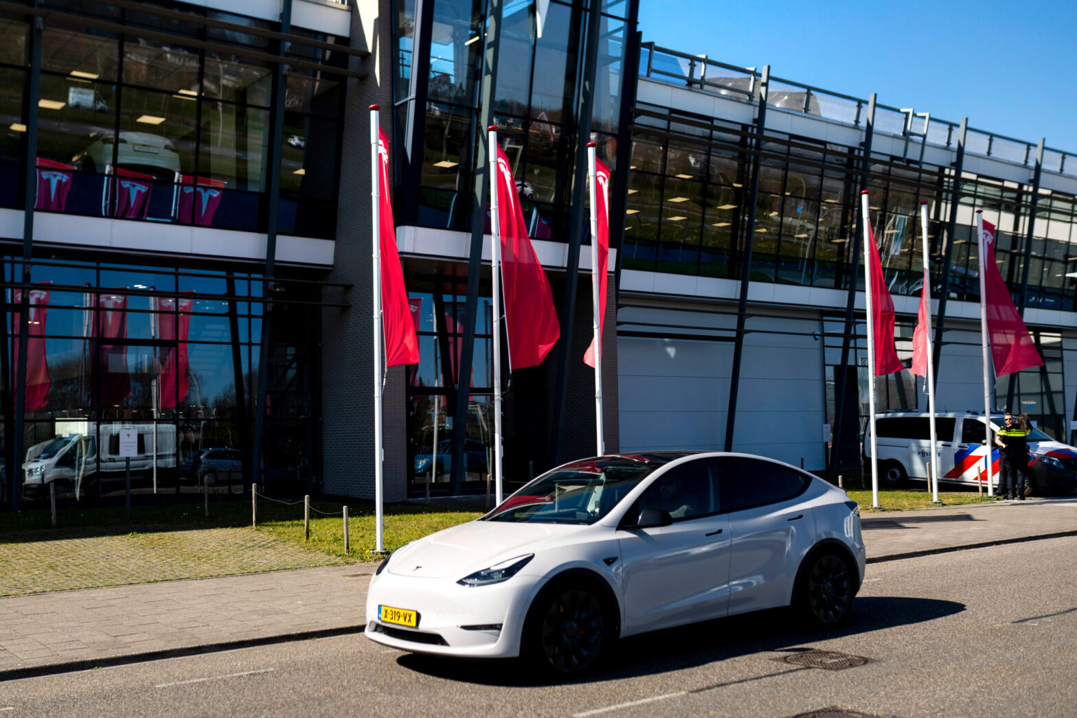 Tesla's European regulator makes door safety a 'key priority'